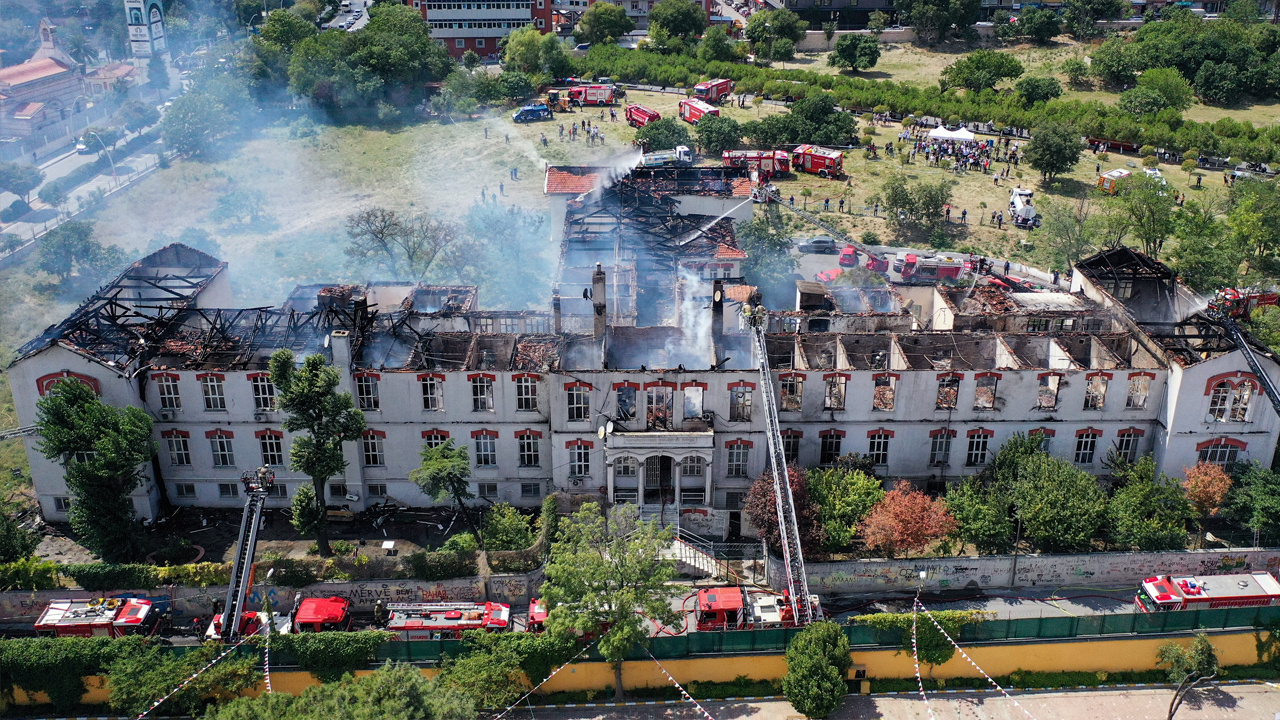 Balıklı Rum Hastanesi'ndeki hasar açıklandı Yangında çatı tamamen yanmıştı