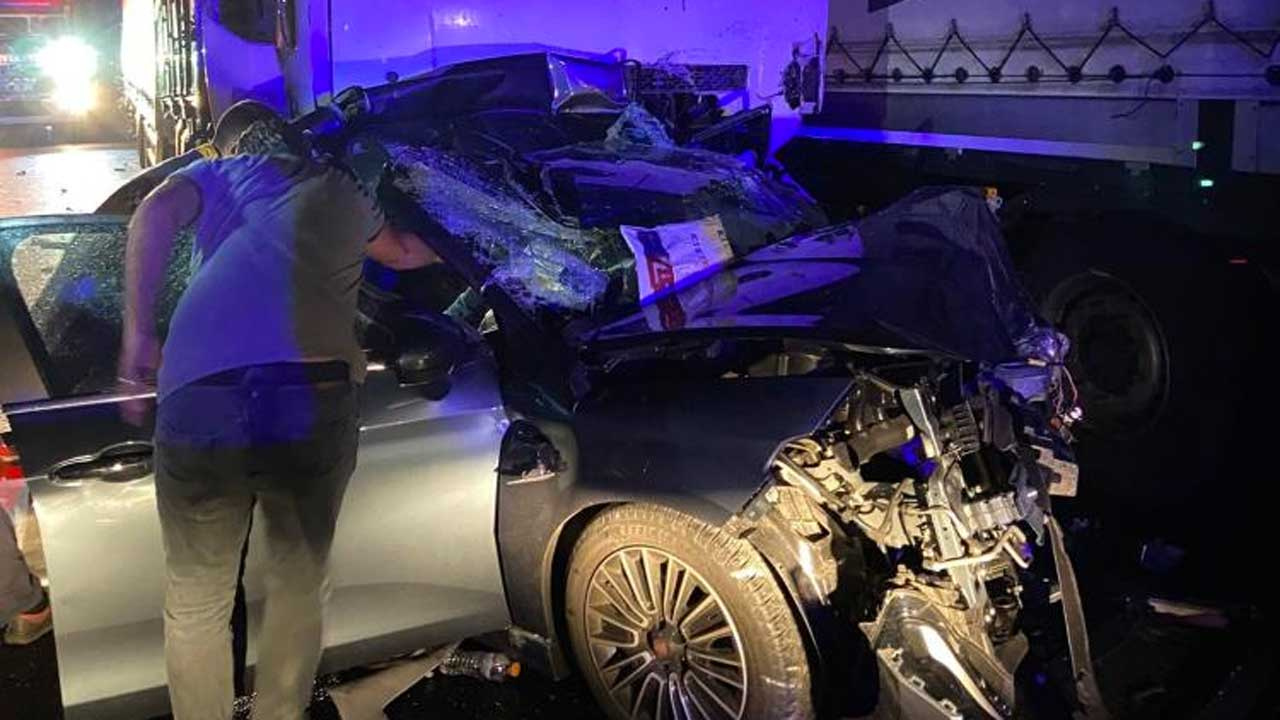 Düzce'de korkunç kaza Tır otomobili biçti 3 kişi feci şekilde can verdi