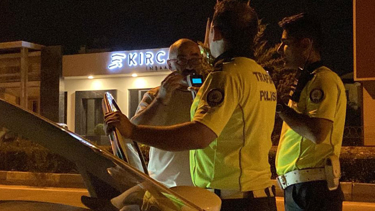 Polisin alkollü sürücü ile alkol metre imtihanı: "Delikanlısınız" dedi ve üflemeye karar verdi