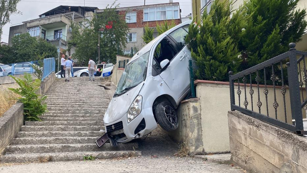 Kocaeli'de bir anlık paniğin sonucu: Otomobiliyle merdivenlerden uçtu