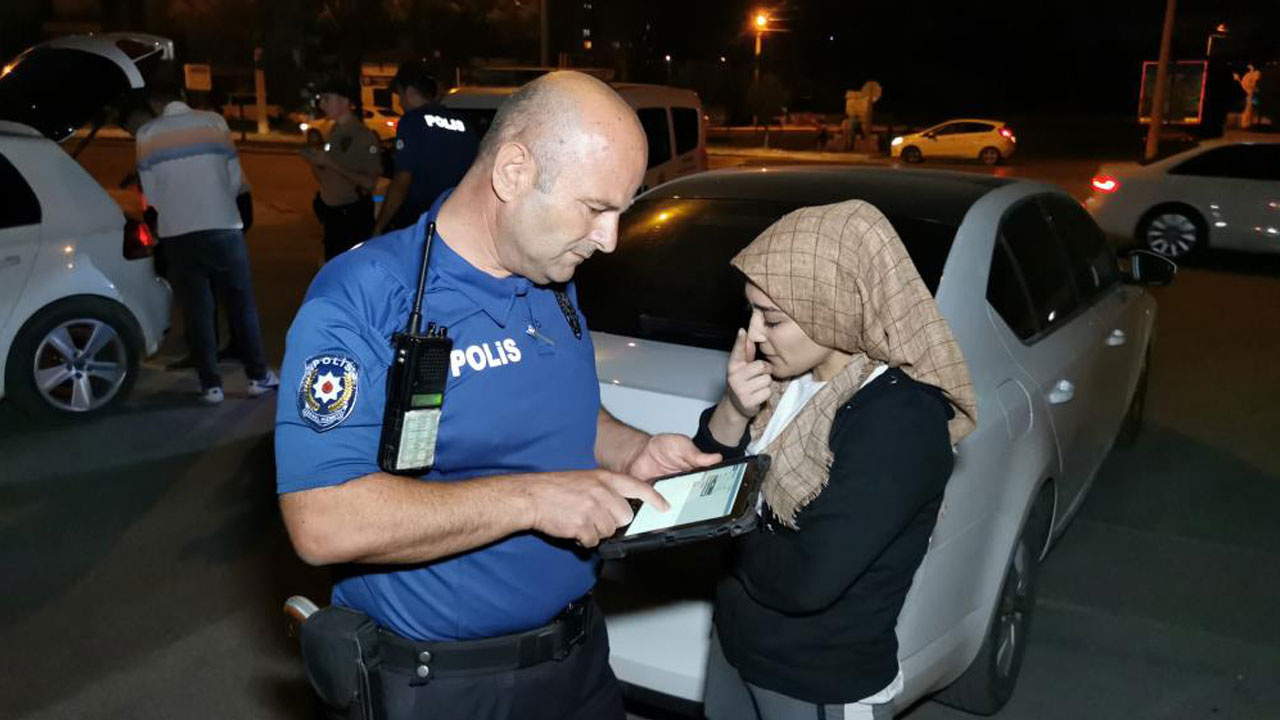 Kadın sürücü denetimden kaçtı, ters şeride girdi! Gerçek yakalanınca ortaya çıktı