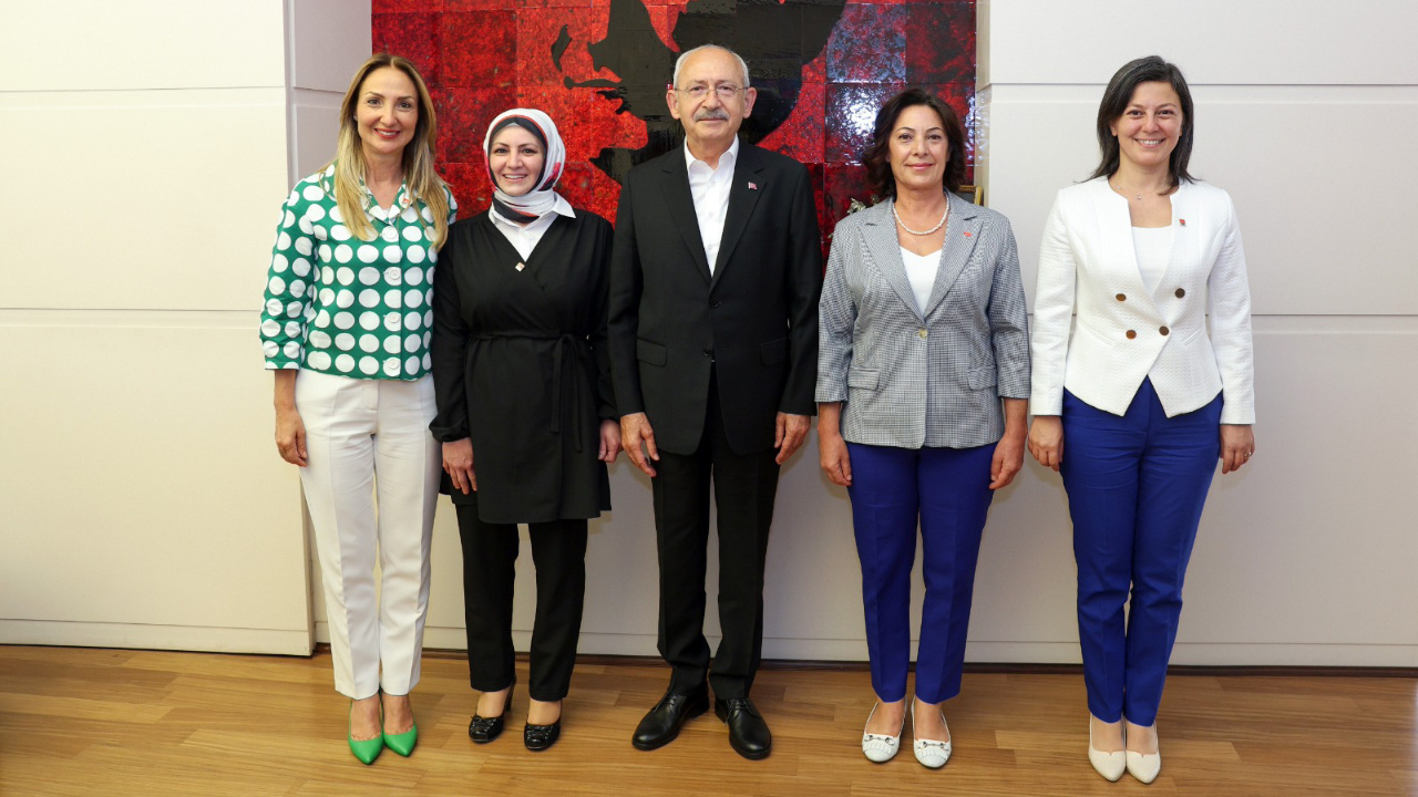 Kemal Kılıçdaroğlu CHP'nin 90 bininci kadın üyesiyle görüştü EYT sözü verdi