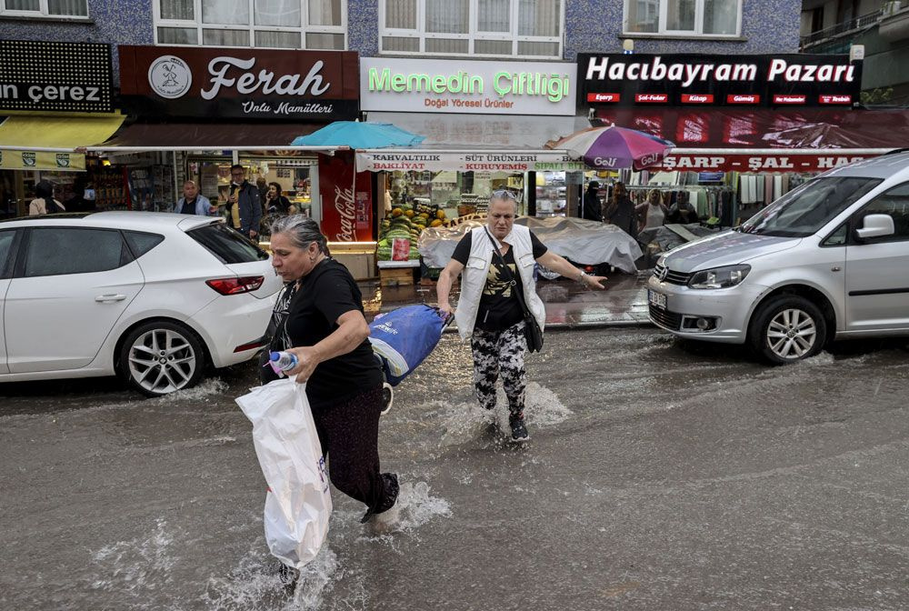 Şiddetli yağmur fena geliyor Meteoroloji 11 il için sarı kodla uyardı İstanbul, Antalya, İzmir...