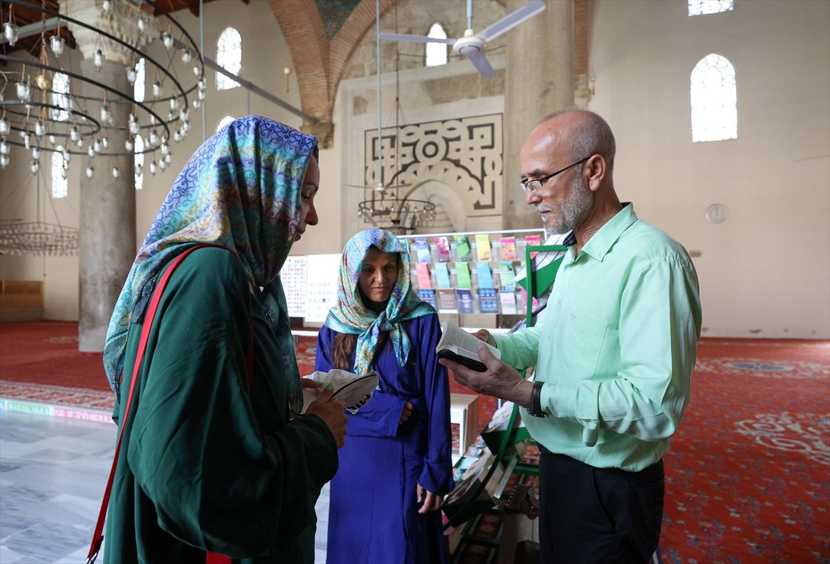 Camiye gelen turistlere 25 dilde hitap edip abdest almayı öğretiyor