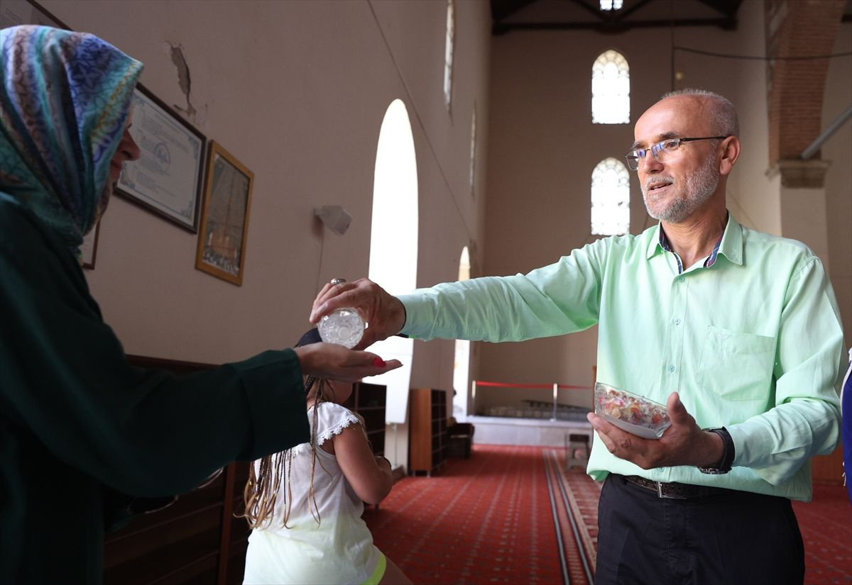 Camiye gelen turistlere 25 dilde hitap edip abdest almayı öğretiyor