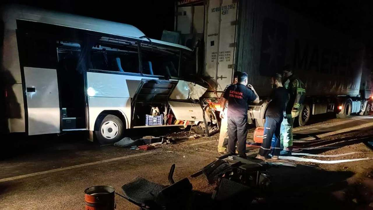 İzmir Bergama'da servis minibüsü tıra çarptı: 2 ölü