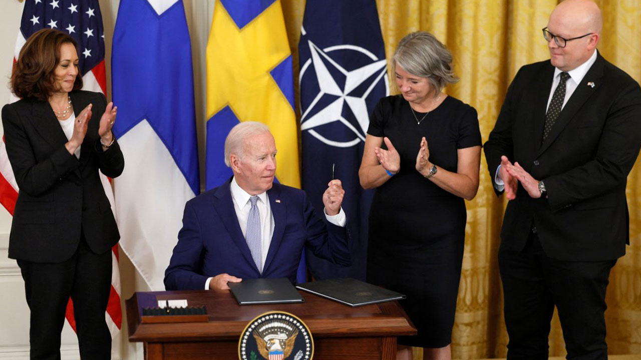 Joe Biden, Finlandiya ve İsveç'in NATO katılım belgelerini imzaladı