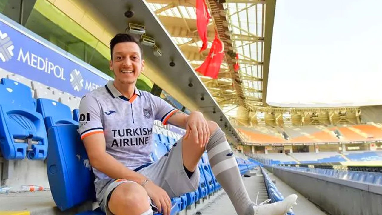 Mesut Özil yeni takımıyla çıktığı ilk maçta takımı 7 gol yedi