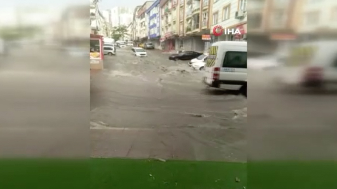 İstanbul güne yağışla uyandı Kanalizasyon ve su kanalları patladı