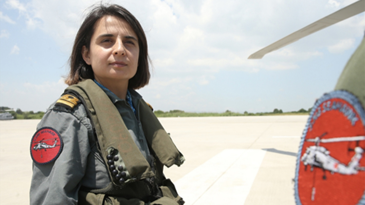 Annesinin hayalini gerçekleştirdi gurur kaynağı oldu: Hatice Yüzbaşı Deniz Hava Komutanlığının tek kadın pilotu