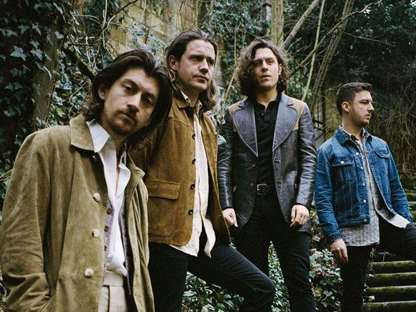 Dünyaca ünlü rock grubu Arctic Monkeys'in Beyoğlu gecesi olaylı bitti! Bakkalın saldırısına uğradılar