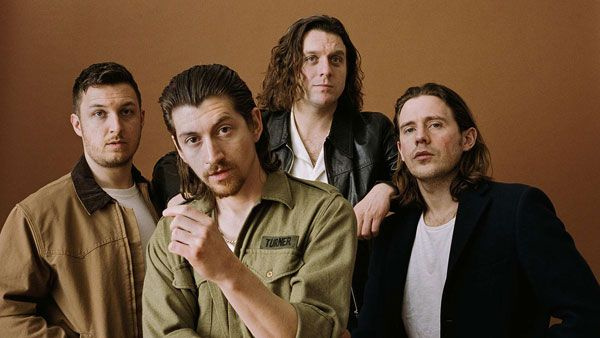 Dünyaca ünlü rock grubu Arctic Monkeys'in Beyoğlu gecesi olaylı bitti! Bakkalın saldırısına uğradılar