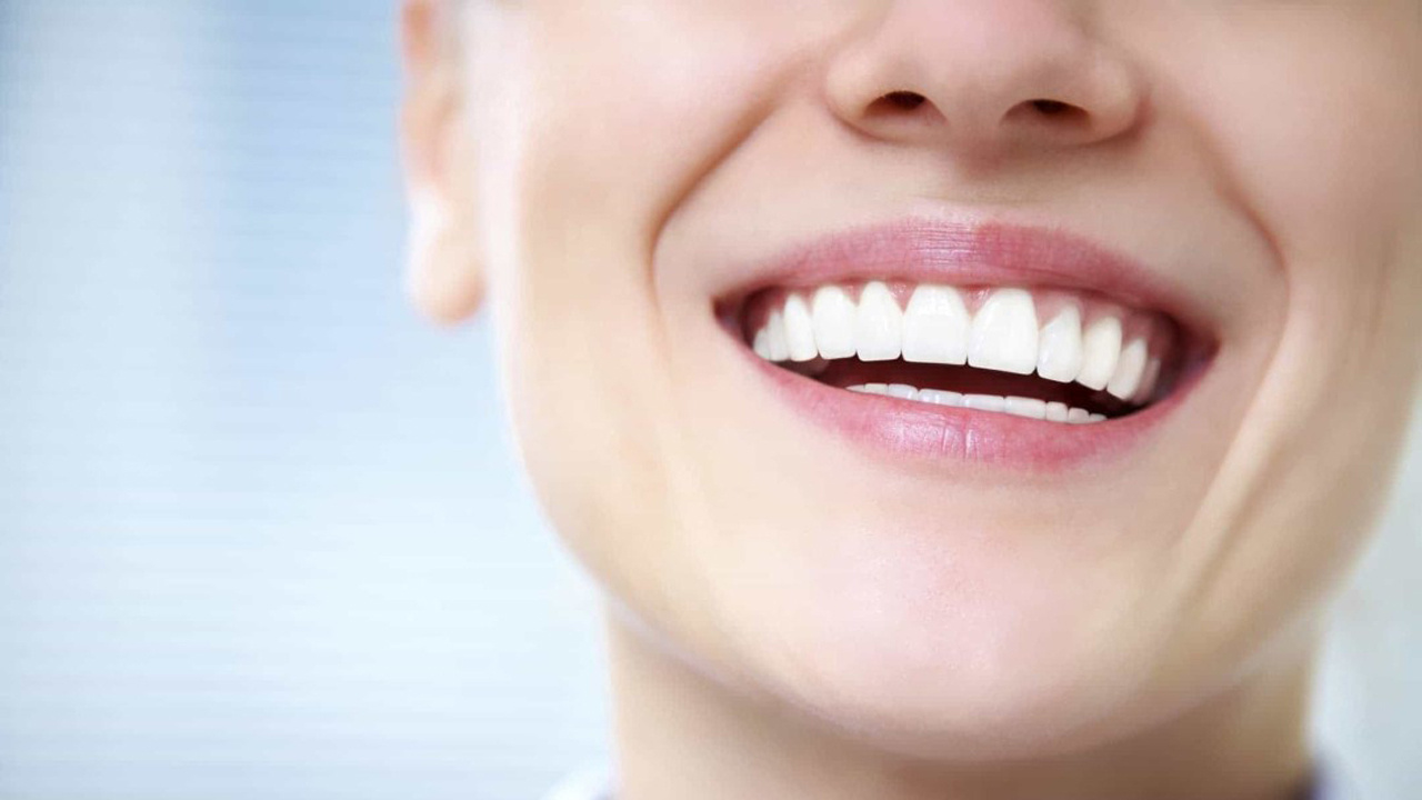 Sararan dişler nasıl beyazlatılır? Evde bu yöntemlerle dişlerinizi ışıl ışıl yapabilirsiniz