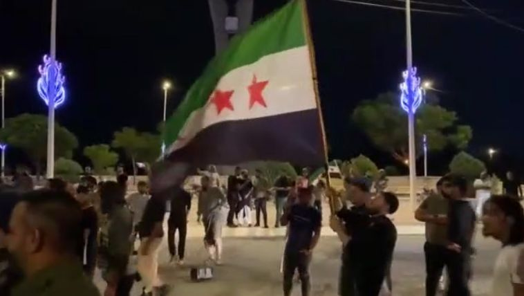 Suriye'de Türk bayrağı yaktılar, Mustafa sandal ateş püskürdü! Öfkeden deliye döndü, açtı ağzını yumdu gözünü!