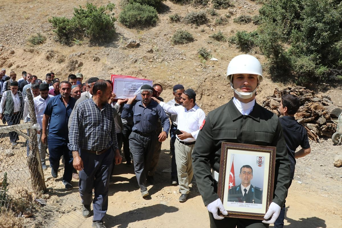 Şehit Piyade Teğmen Ömer Bağra, Kürtçe ağıtlarla son yolculuğuna uğurlandı