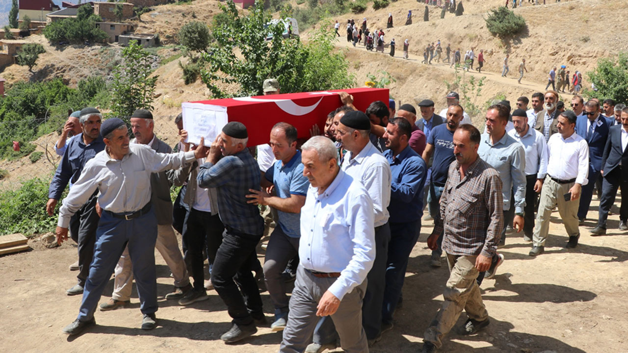 Şehit Piyade Teğmen Ömer Bağra, Kürtçe ağıtlarla son yolculuğuna uğurlandı