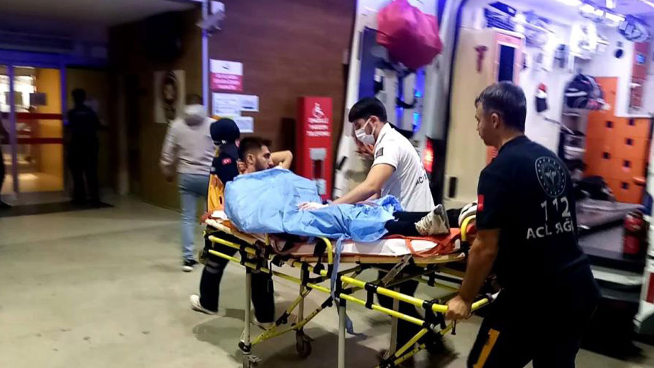 Silahlı saldırıda yaralanan genç polis karakoluna sığındı
