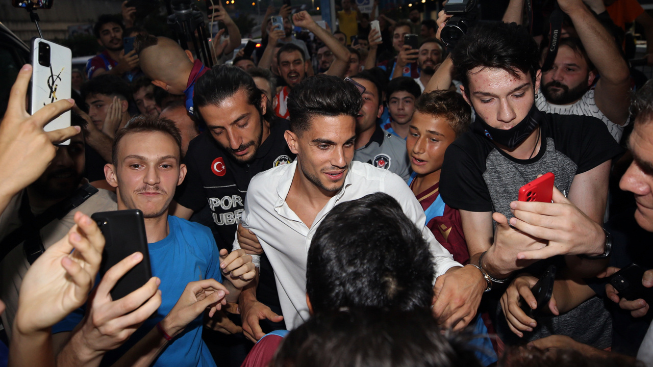 Trabzonspor'un yeni transferi Bartra Trabzon'a geldi! Taraftarlara mesaj: "Bize her yer Trabzon"
