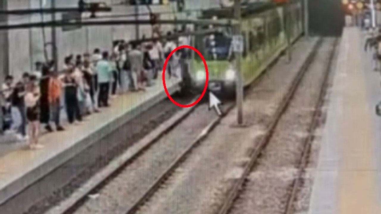 Bursa'da bir kişi tren gelirken rayların üzerine atladı