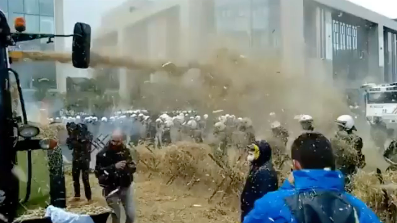 Hollandalı çiftçiler, polise müdahale etti! Polise gübre ve saman sıktılar