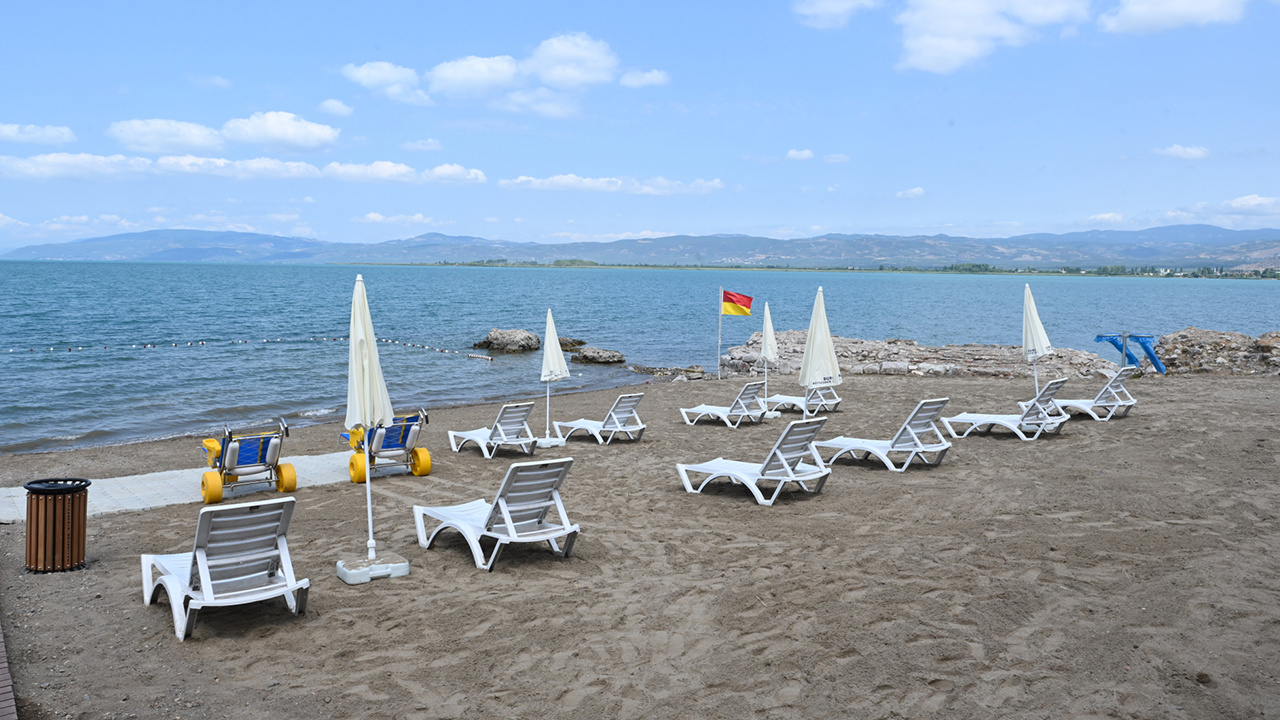 İznik İnciraltı Halk Plajı, Bursa’nın ilk Mavi Bayraklı plajı oldu