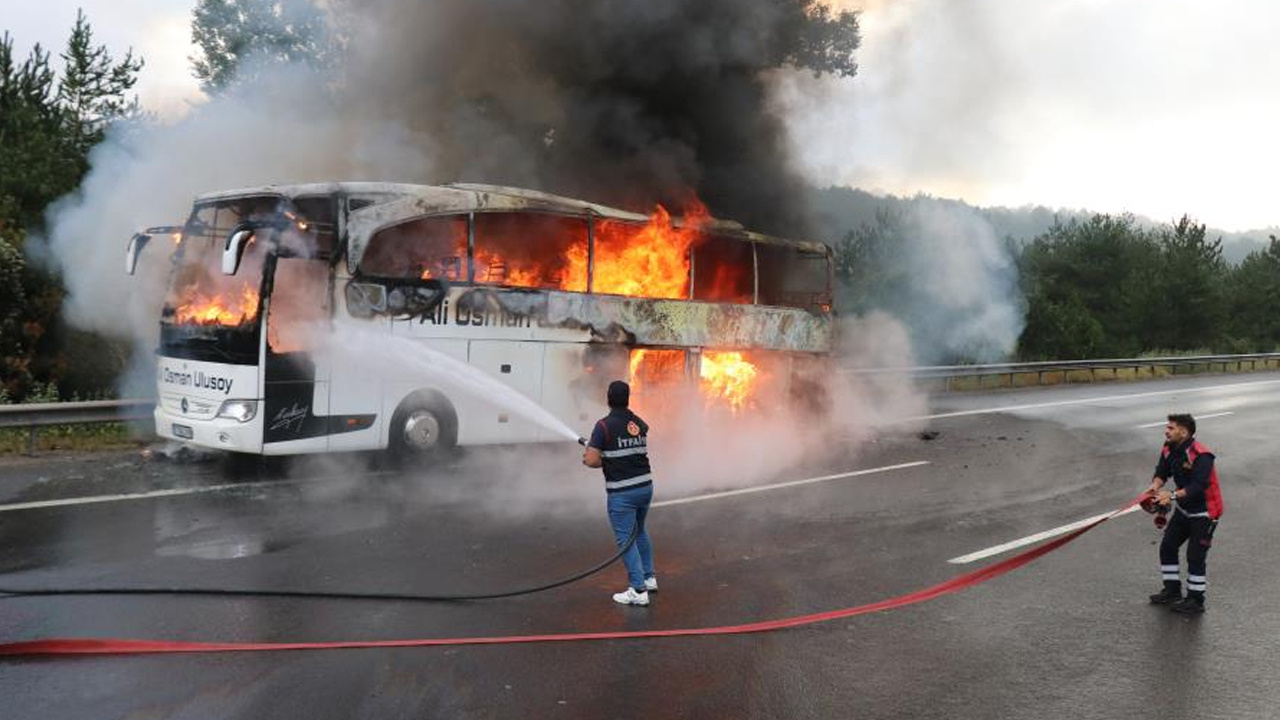 TEM Otoyolu'nda yolcu otobüsü alevlere teslim oldu kullanılamaz hale geldi