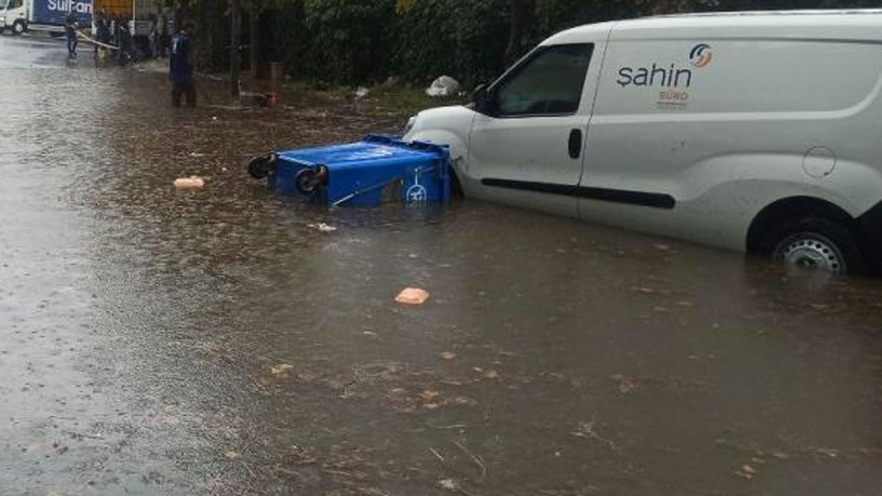 Sarıyer’de caddeleri su bastı, sürücüler zor anlar yaşadı