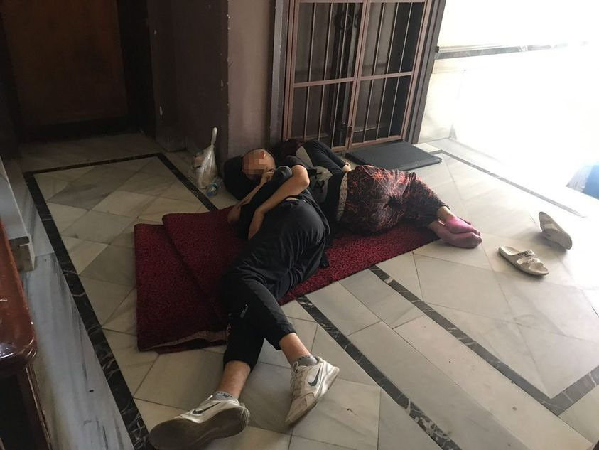 Kadıköy'de sokakta yatan sevgililer! Binaları mesken tutup kabusu yaşattılar