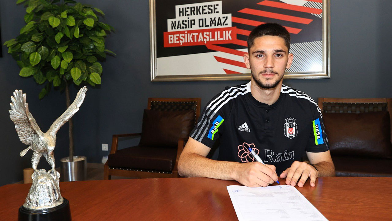 Beşiktaş, 18 yaşındaki Besar Gudjufi ile profesyonel sözleşme imzalandı