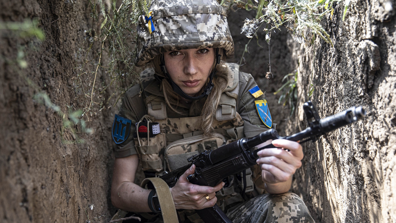 Ukrayna'nın kadın askerleri meydan okudu: Zafer gününe kadar ön cephede savaşacağız