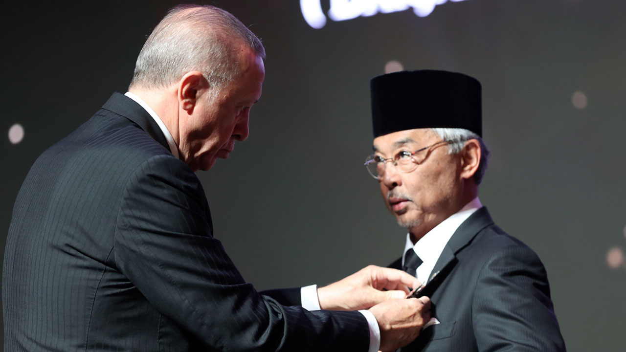 Cumhurbaşkanı Erdoğan, Malezya Kralı'na devlet nişanı verdi