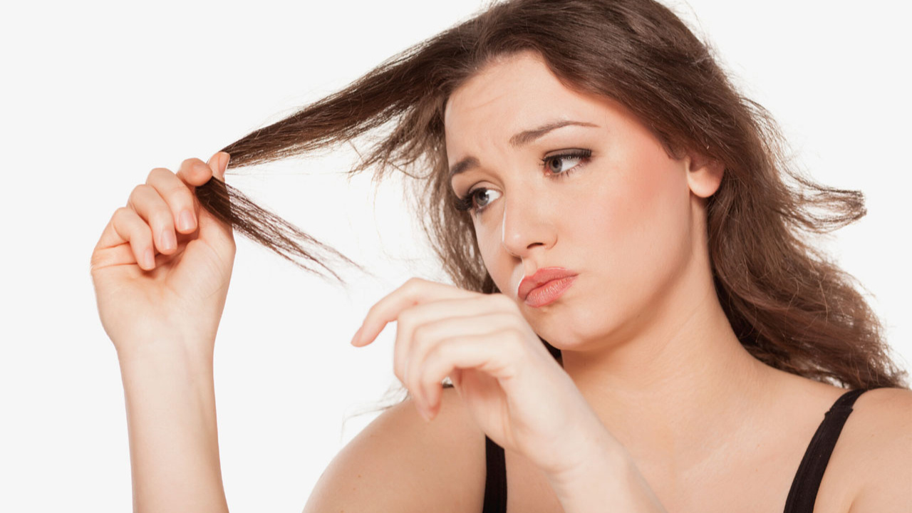Saçlarınız çok dökülüyorsa bu hataları yapıyor olabilirsiniz! Saç dökülmesinin en önemli 5 nedeni