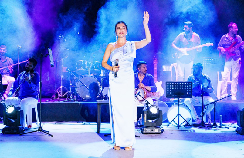 Ebru Yaşar'a Ayvalık konserinde hayranlarından yoğun ilgi