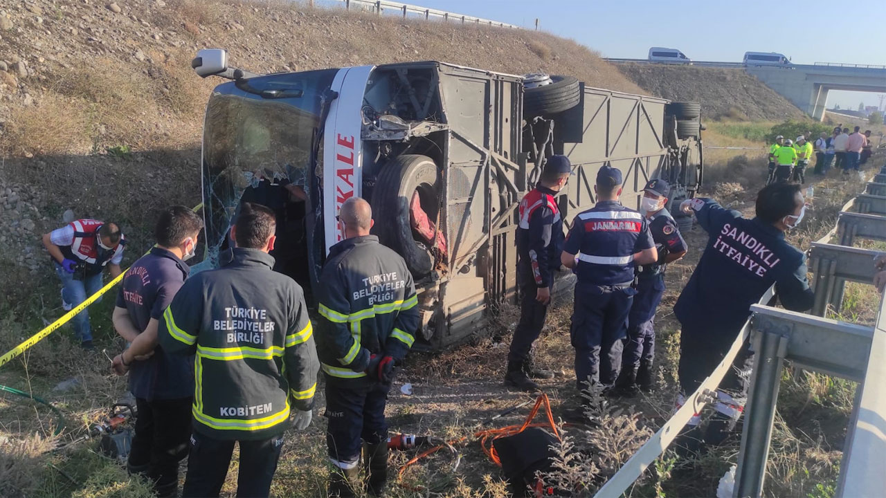 Afyonkarahisar'da yolcu otobüsünün devrilmesi sonucu 1 kişi öldü, 30 kişi yaralandı