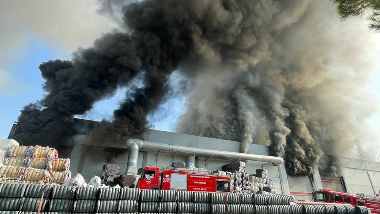 Uşak organize sanayide iplik fabrikasında yangın! Alevler 7 saat sonra kontrol altında