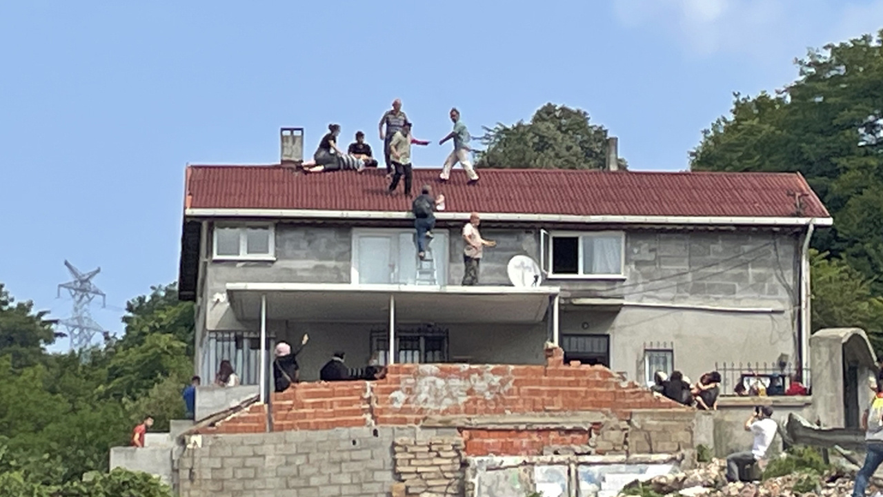 Beykoz'da yıkım gerginliği! Çatıya çıktılar, kendilerini içeriye kilitlediler