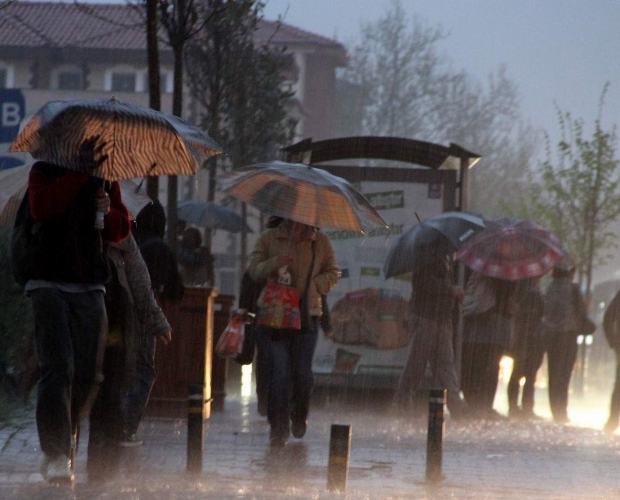 Meteoroloji'den 17 il için sarı alarm! İstanbul da listede sel, dolu uyarısı... Cumaya dikkat