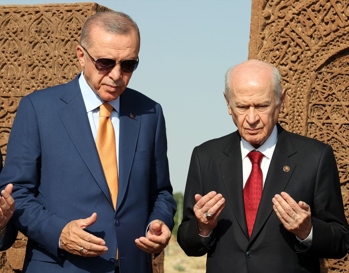 Cumhurbaşkanı Erdoğan ve Bahçeli'den Selçuklu mezarlığına ziyaret