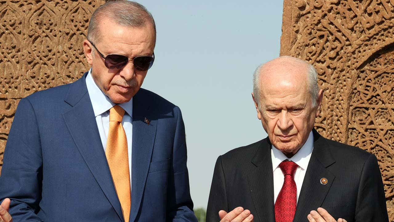Cumhurbaşkanı Erdoğan ve Bahçeli'den Selçuklu mezarlığına ziyaret