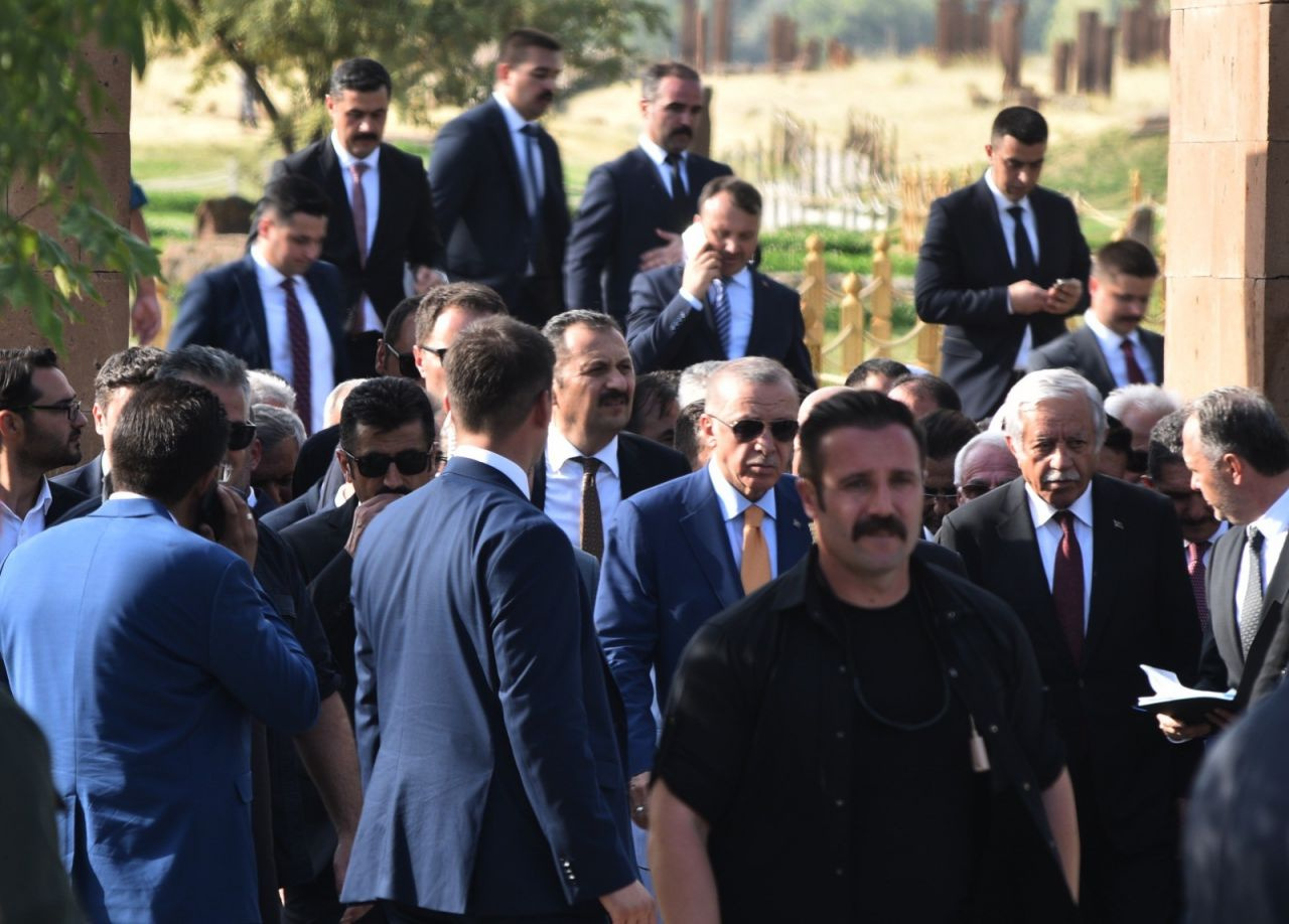 Cumhurbaşkanı Erdoğan ve Bahçeli'den Selçuklu mezarlığına ziyaret