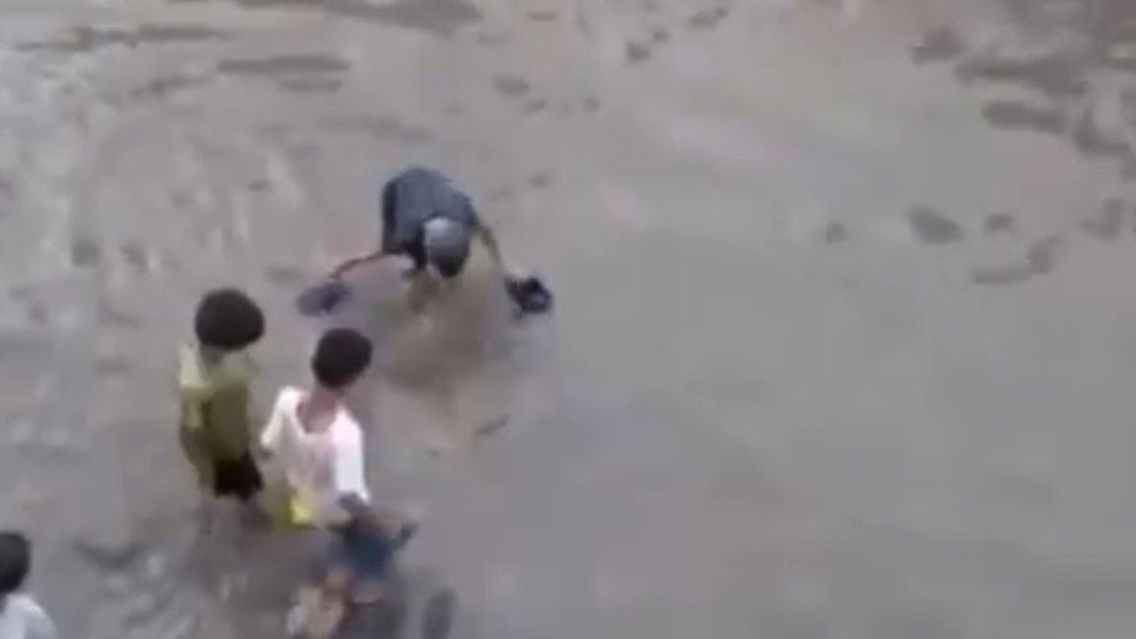 İzmir Bornova sokakları göle döndü çocuklar sokakta yüzdü