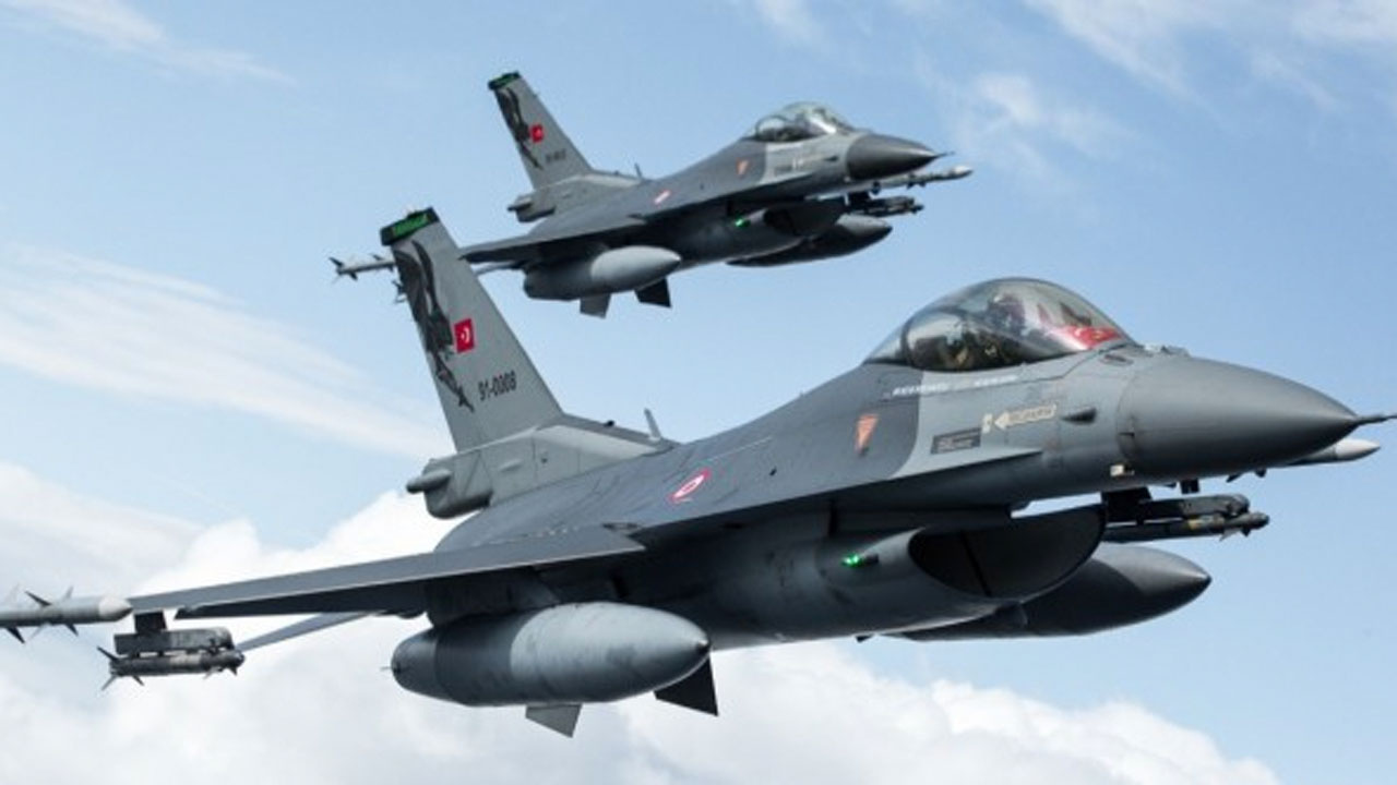 Türk F-16'larını Yunan uçakları yine taciz etti