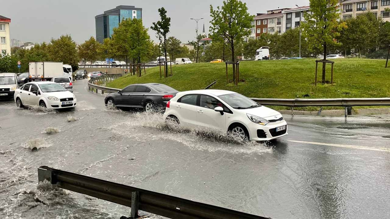 Esenyurt'ta sağanak nedeniyle caddelerde su baskınları