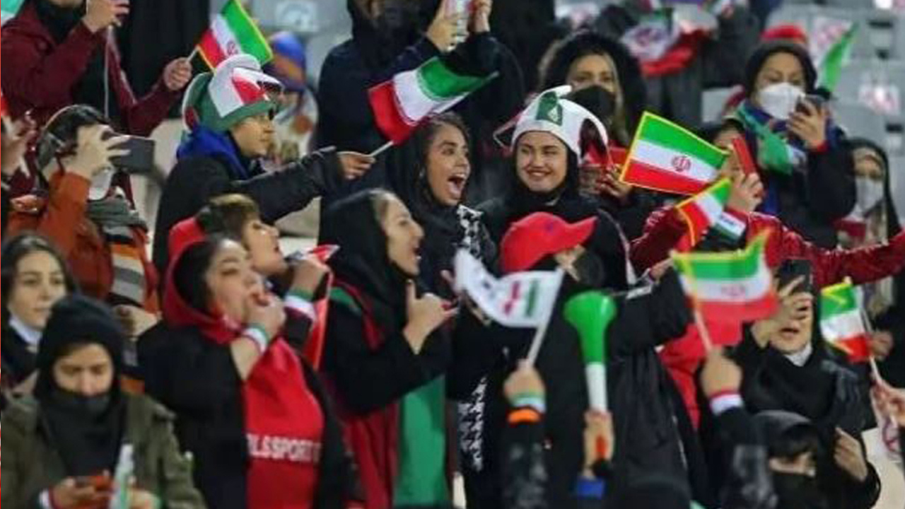 İran'da ilk kez Süper Lig maçında tribünler kadınlara açıldı