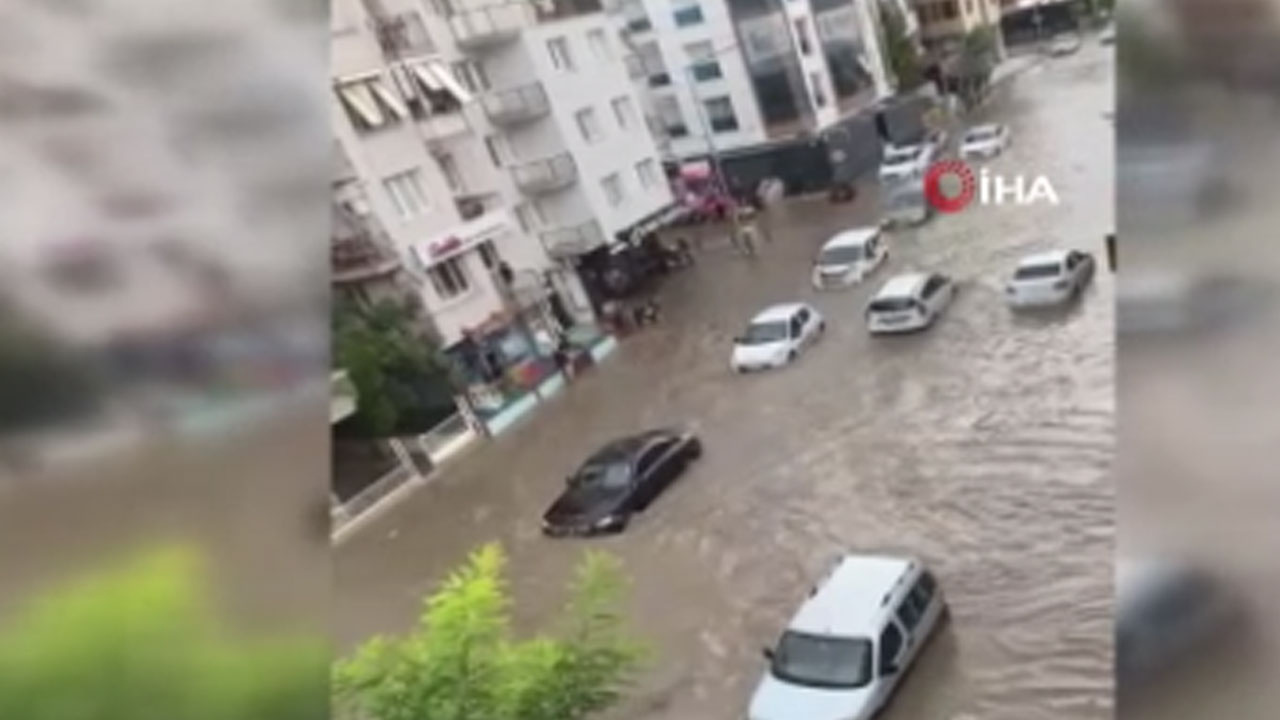 İzmir'i sağanak vurdu! Şu hale bakın araçlar suya gömüldü