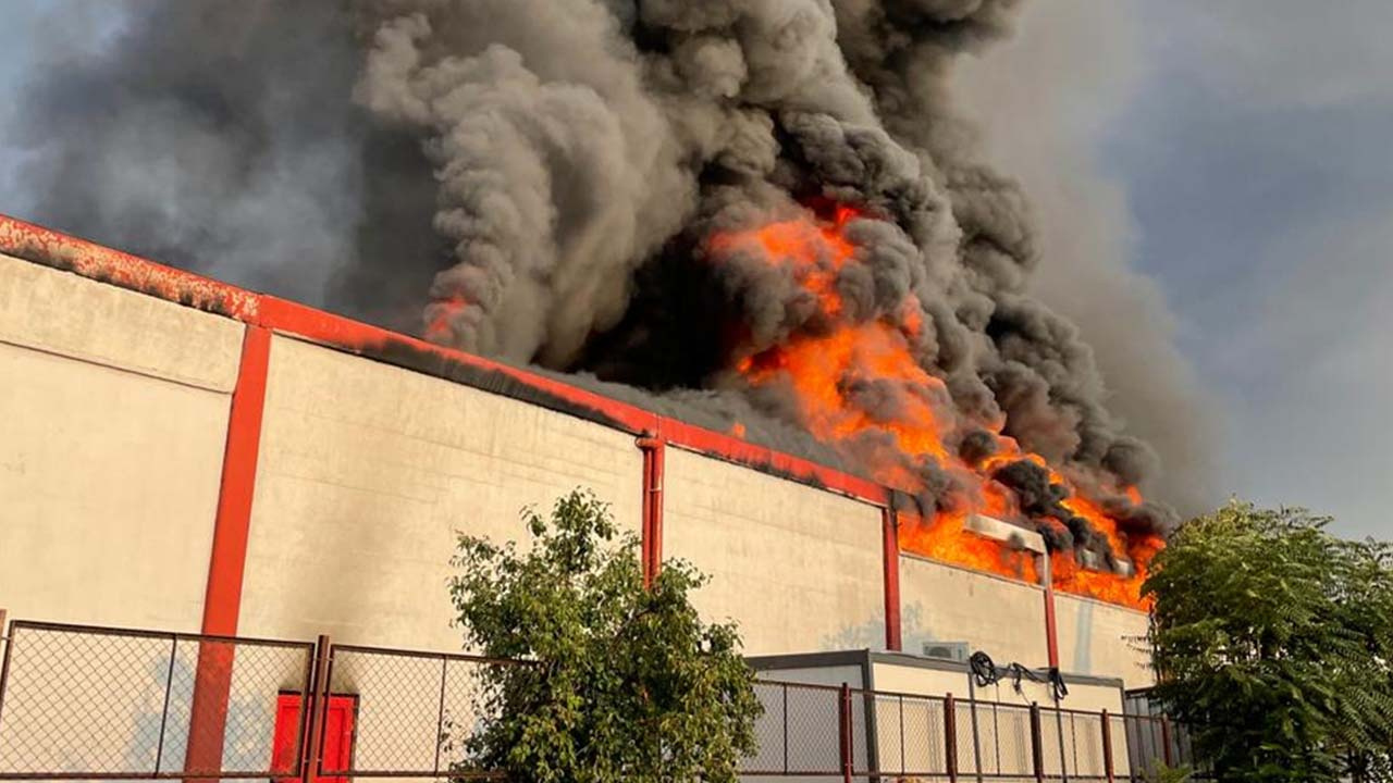Aynı yerde ikinci kez yangın! Uşak'ta iplik fabrikasını alevler sardı itfaiye müdahale ediyor