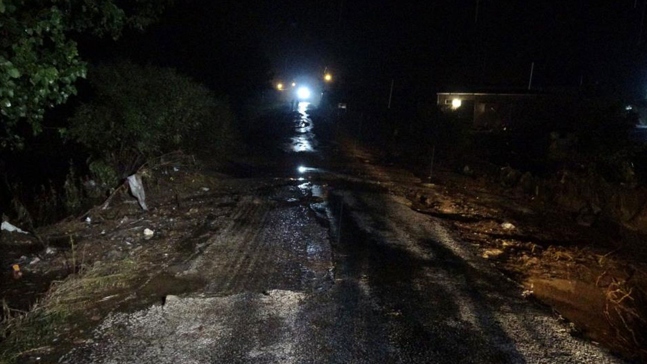 Şiddetli yağış sonrası Çanakkale’de köy yolu göçtü