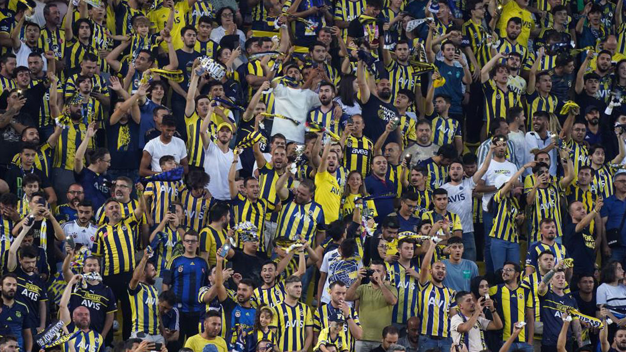 Fenerbahçe taraftarından Gülşen'e şarkılı destek