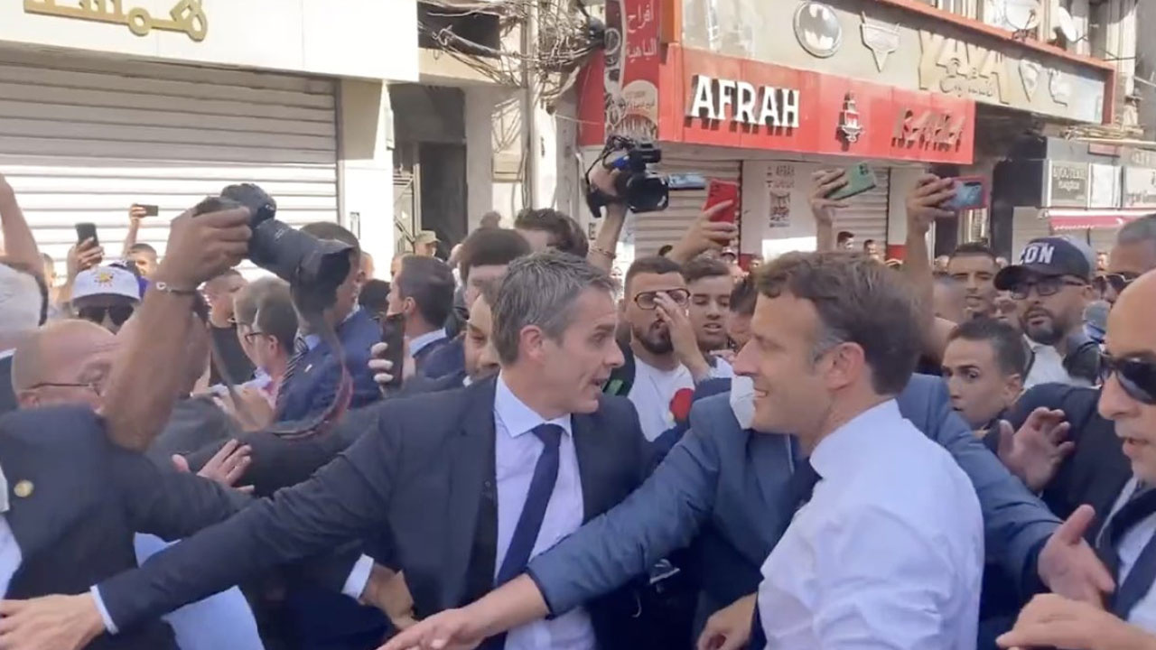 Emmanuel Macron Cezayir'de protesto edildi