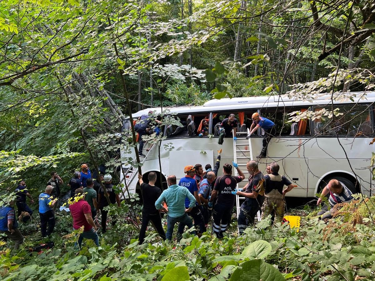 Bursa'da tur otobüs yoldan çıkıp uçuruma sürüklendi! 5 kişi hayatını kaybetti yaralılar var
